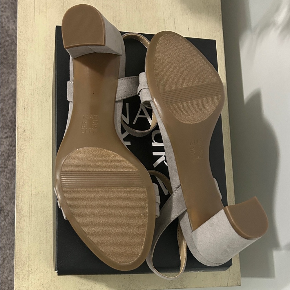 Naturalizer Bristol 2 Pelican Gray Block Heel Chain Detail Sandals - Size 9M - Picture 7 of 9